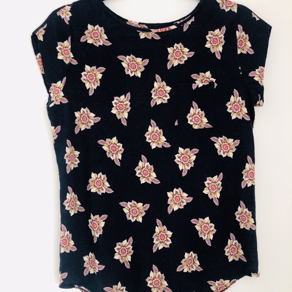 floral front pocket soft linen crew tee / size s